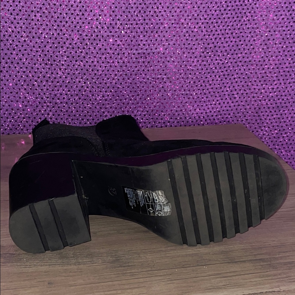 🏝️🎉 Used Black Suede Ankle Boots - Picture 9 of 10